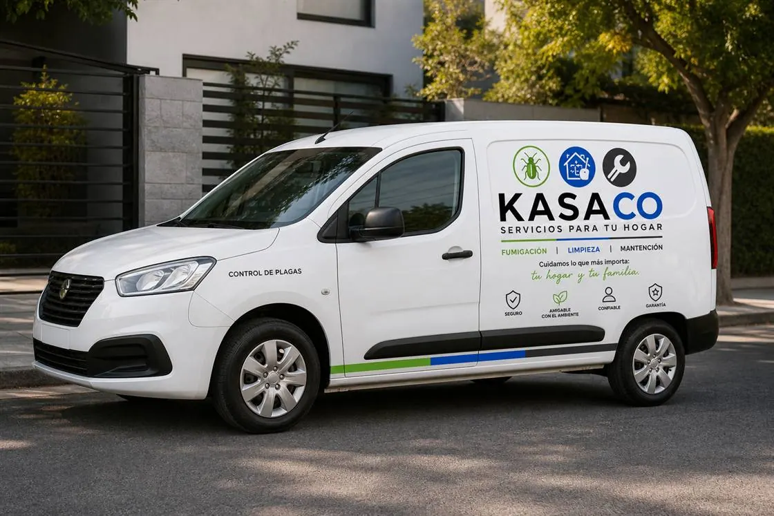 Camioneta de servicio de KASAco con el logo de la marca
